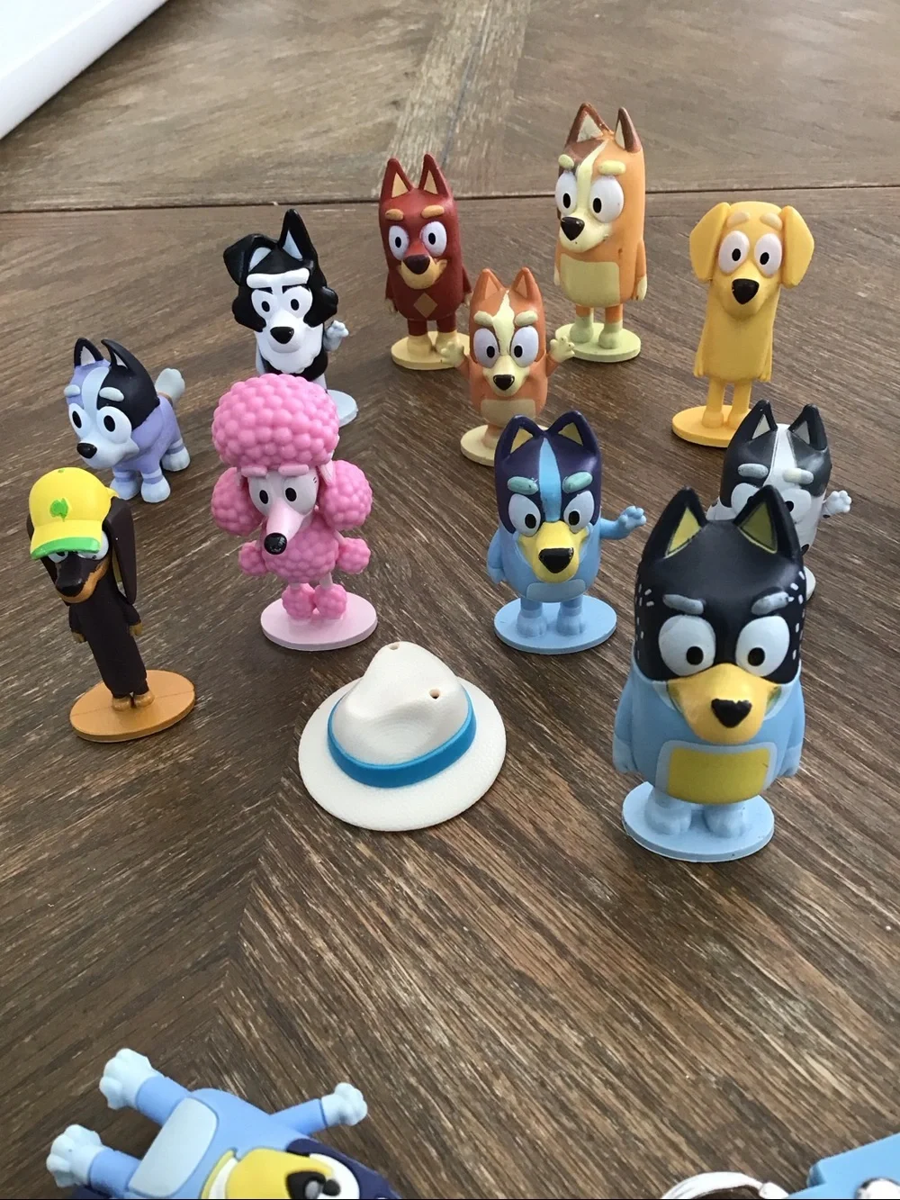 Character figurines+ vehicle+strap keychain from the Bluey TV series
